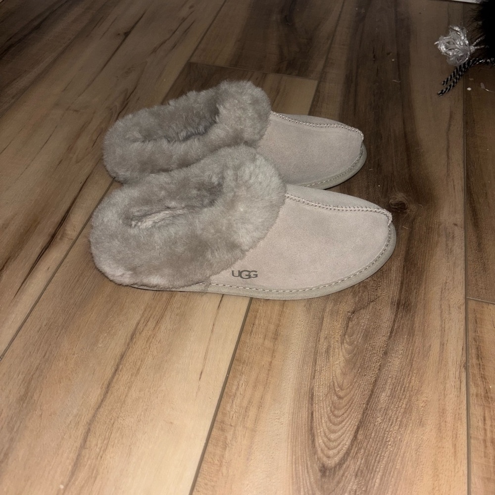 UGG Women's Cream Slippers. Worn a couple times in great condition